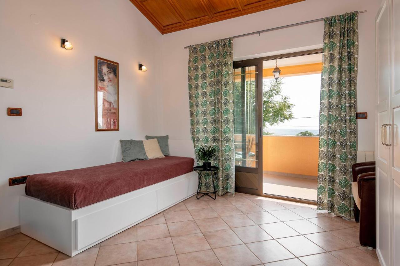 Villa Margerita With Private Pool, Yard And Parking Kaštelir Exterior foto